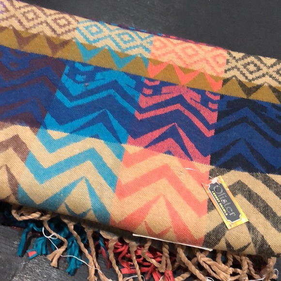 Shawl or scarves - Picture 8 of 8